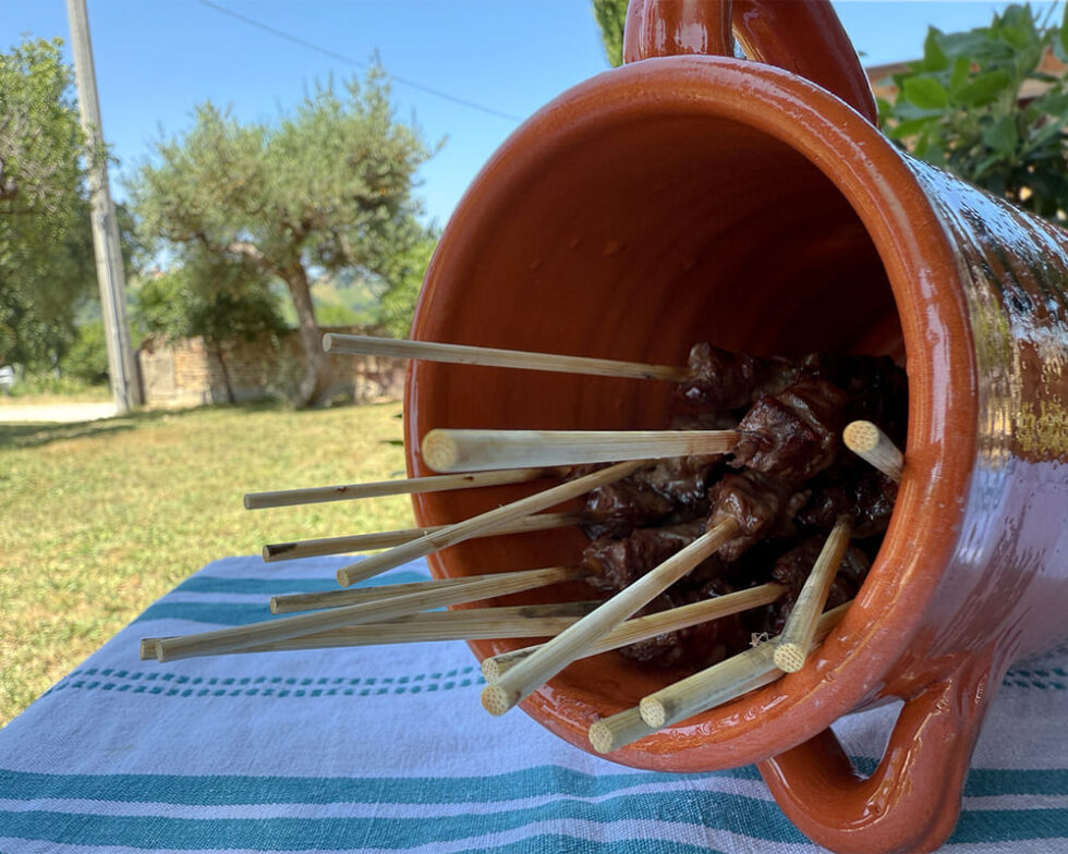Arrosticini in brocca di terracotta